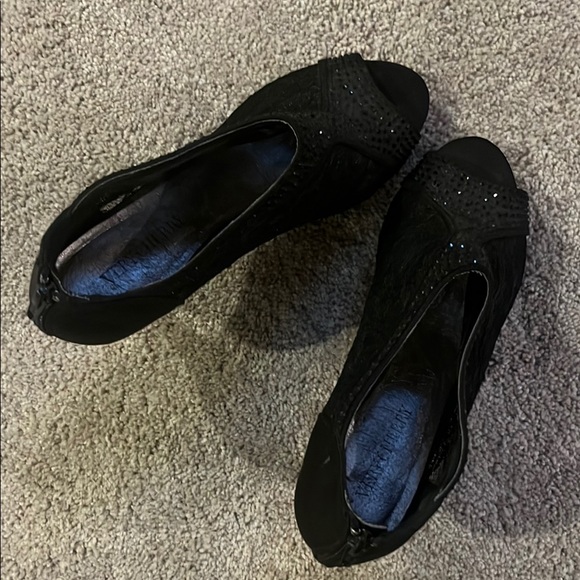 Elegant Black Lace Peep-Toe Heels - Picture 3 of 4